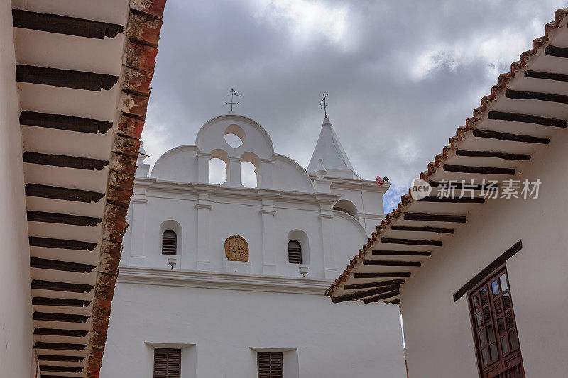 哥伦比亚，南美洲-抬头望向教堂的尖顶，伊格莱西亚德尔卡门，卡梅尔修道院，在16世纪Villa de Leyva镇，Boyacá部门